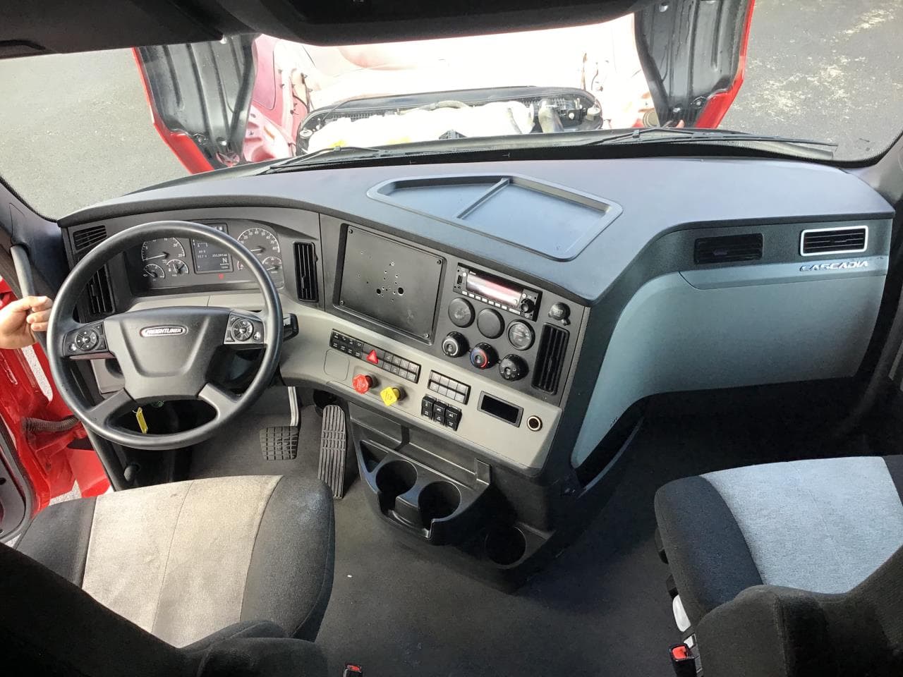 2022 Freightliner Cascadia — photo 9