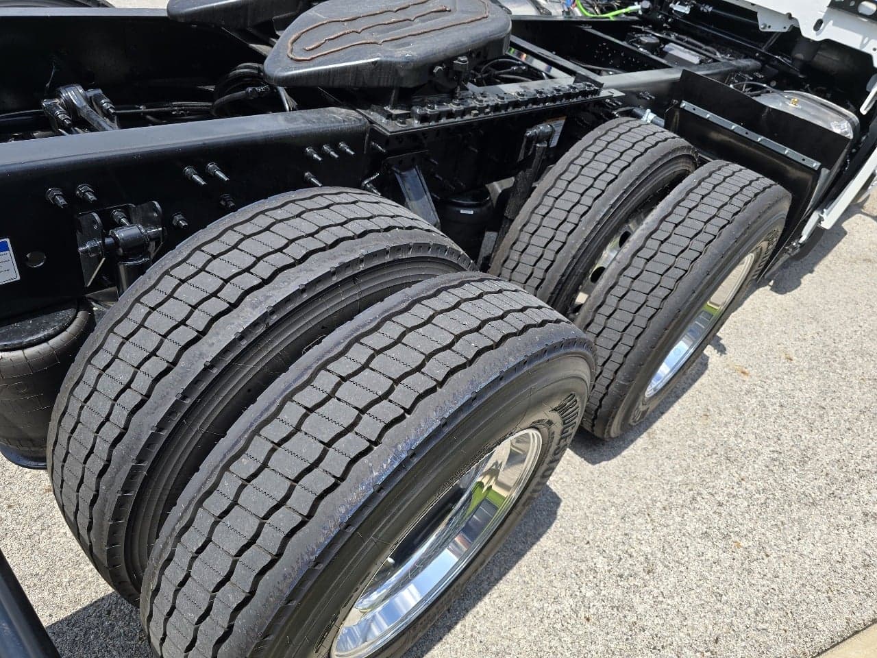 2026 Volvo VNL 300 — photo 4