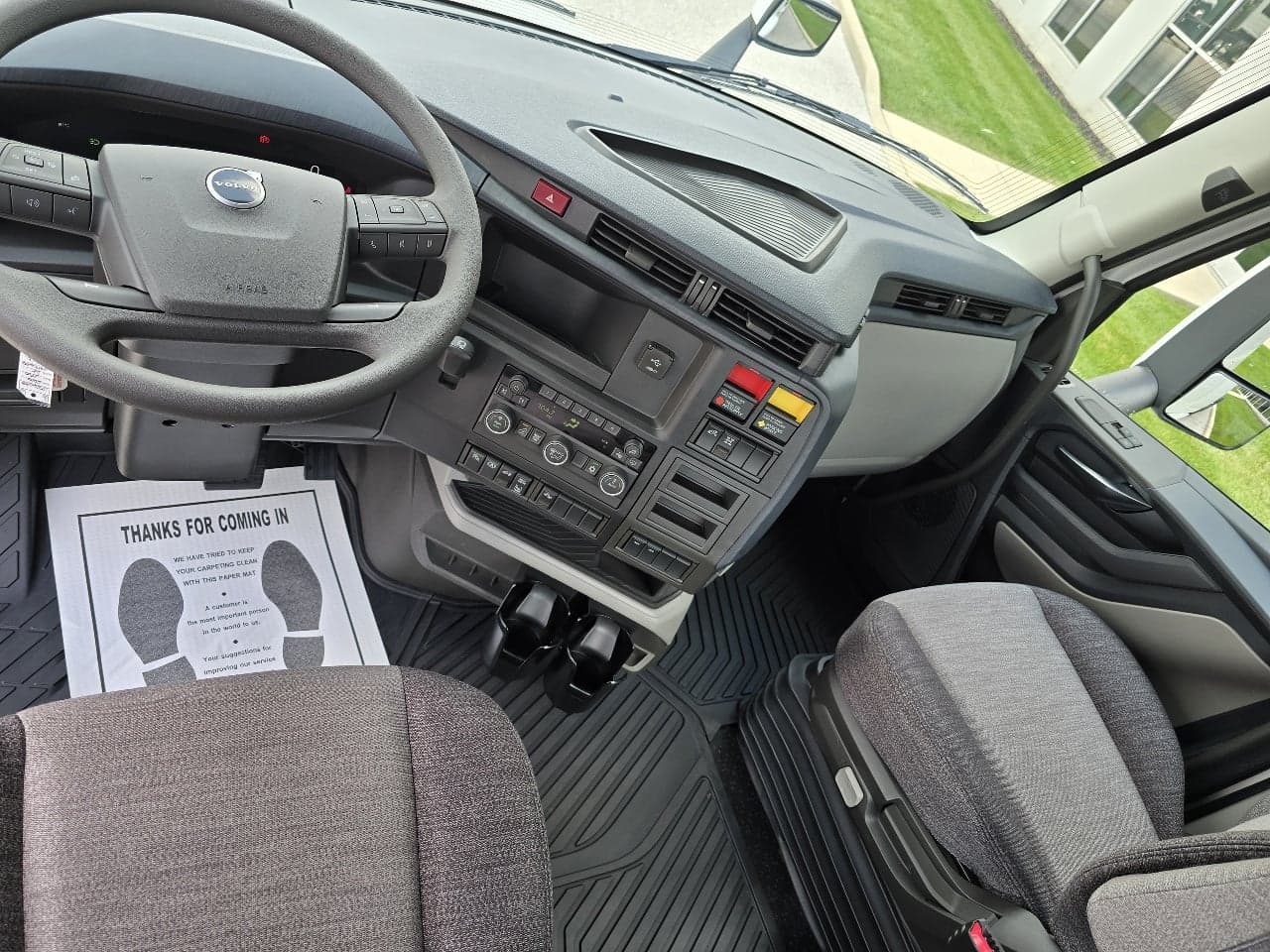 2026 Volvo VNL 300 — photo 9