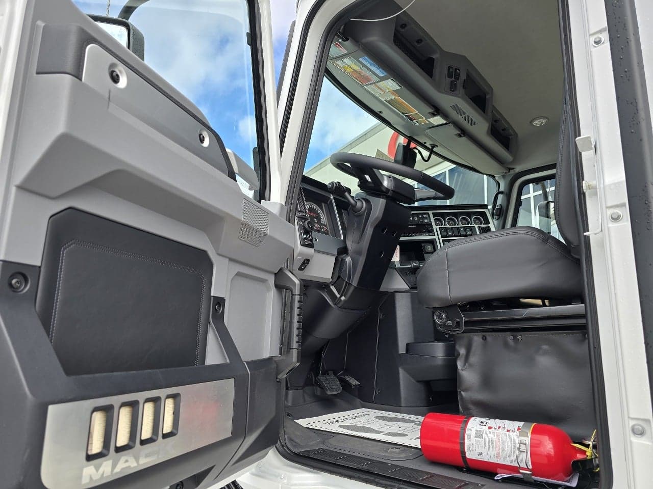 2026 Mack Anthem — photo 4