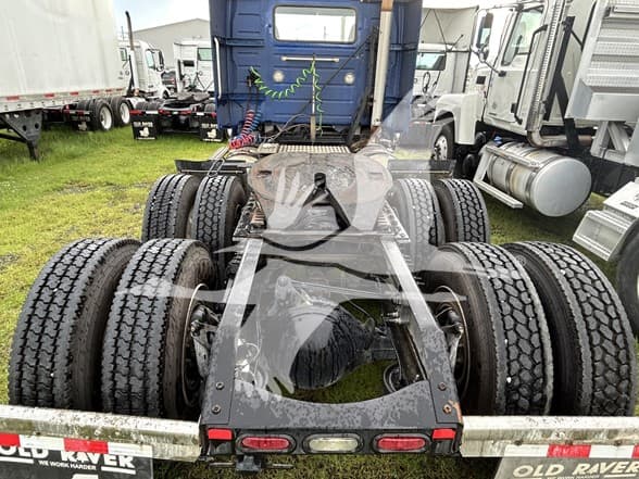 2020 Volvo VNL 300 — photo 2