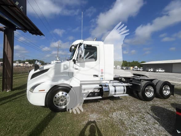 2020 Volvo VNL 300 — photo 2