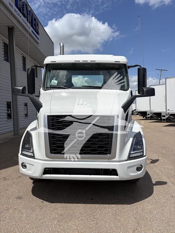2026 Volvo VNR 640 — photo 2