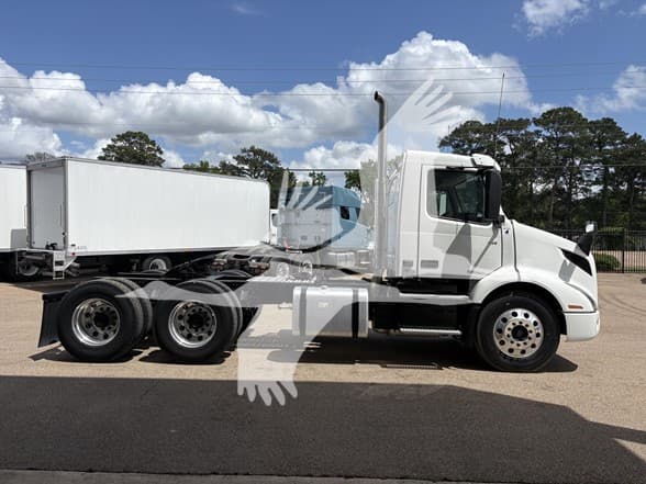 2026 Volvo VNR 640 — photo 4