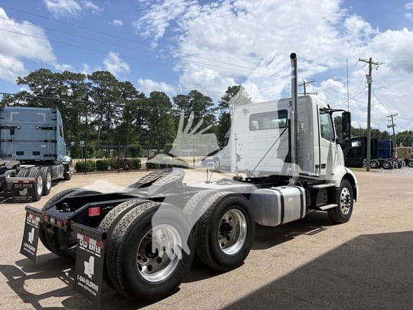 2026 Volvo VNR 640 — photo 5