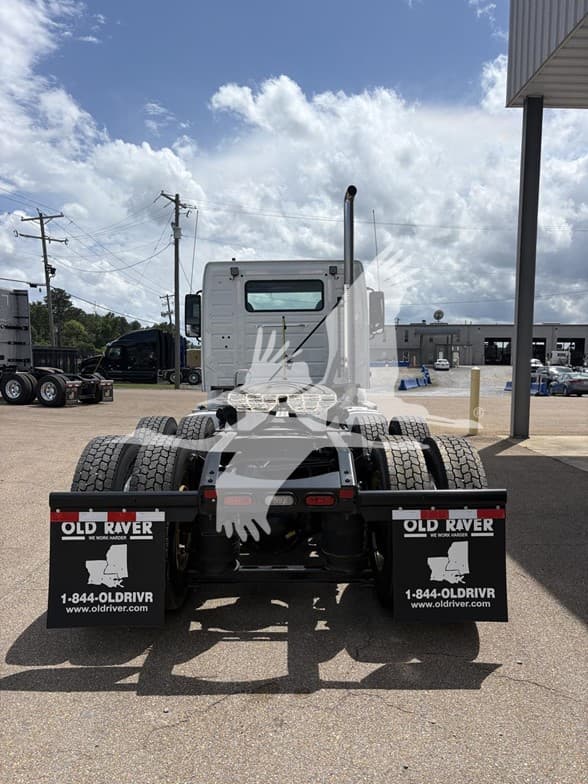 2026 Volvo VNR 640 — photo 6